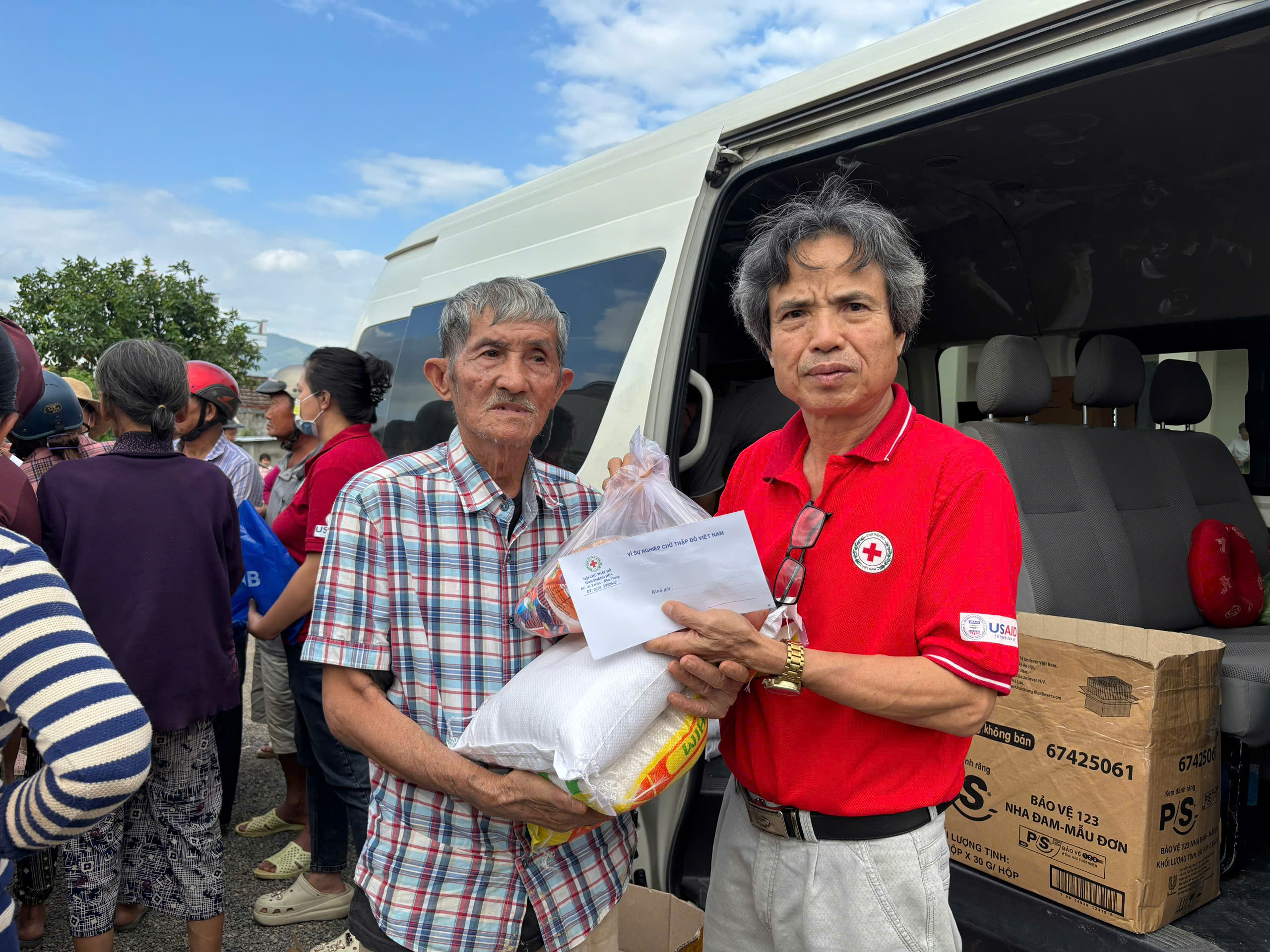 Hội Chữ thập đỏ tỉnh Khánh Hoà trao 100 suất quà cho các hộ bị ảnh hưởng lũ lụt tại Thôn Tây 1, xã Diên Điền.